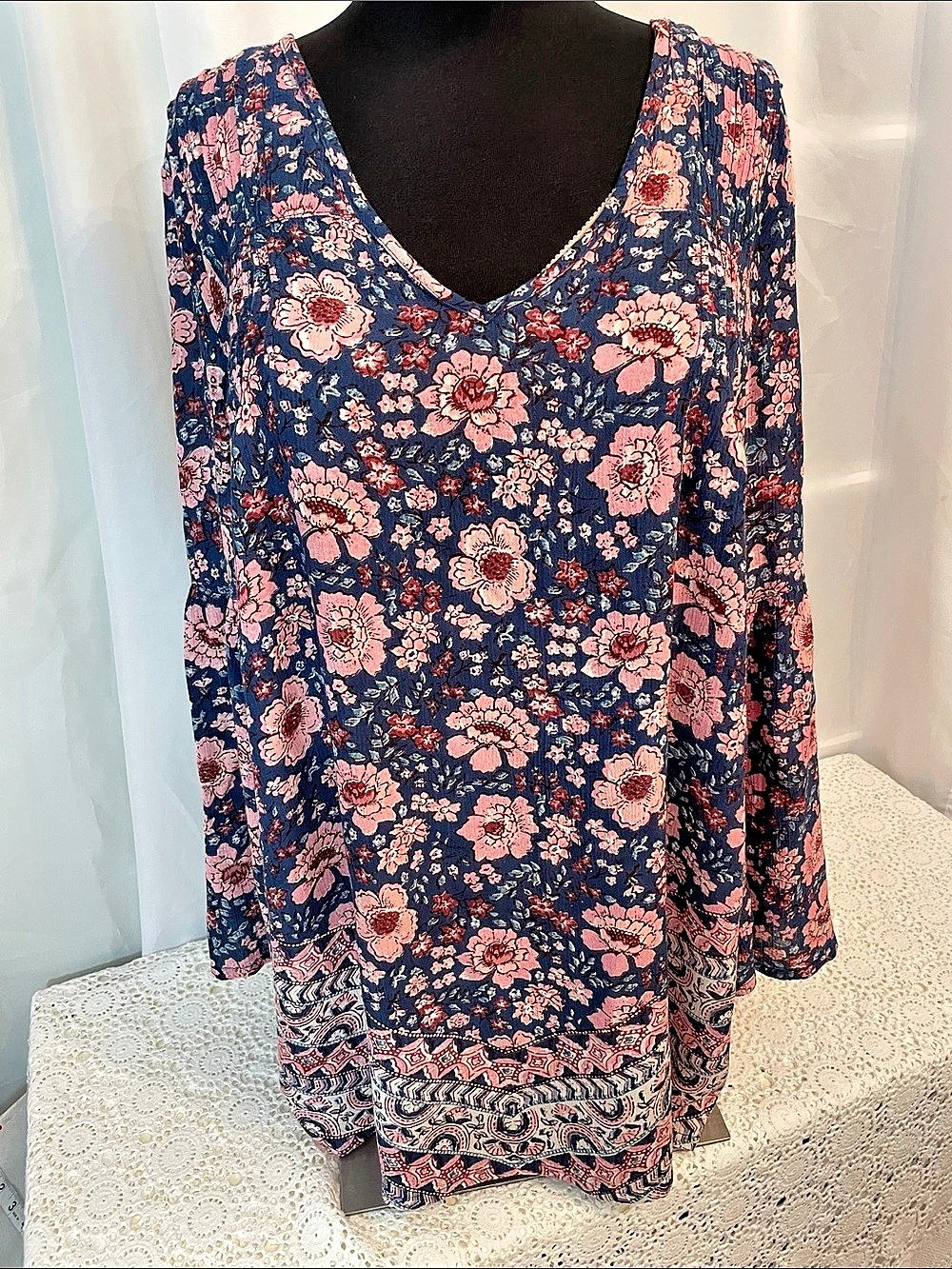 Billabong Floral V-Neck Tunic Blue & Pink Size Large PTP 23” Length 33”